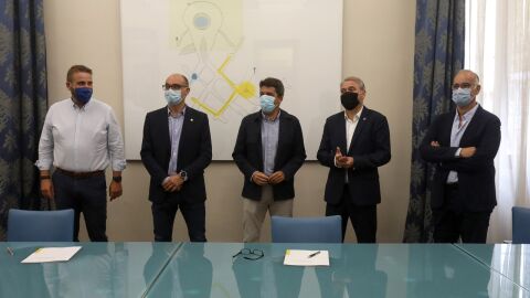 Acto de la firma del acuerdo entre la Diputaci&oacute;n de Alicante, la UMH y la UA.