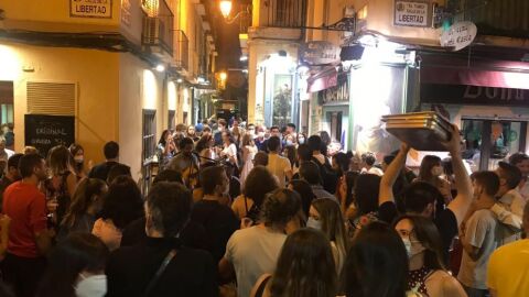 Gente en el Tubo de Zaragoza a las 23:30 de un s&aacute;bado