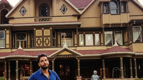 Luis Tobajas ante la Mansi&oacute;n Winchester