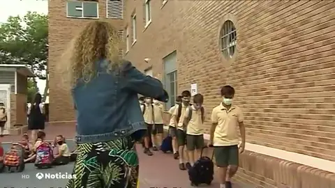 Así ha sido la vuelta al cole en el País Vasco y Valencia: Mascarillas, controles de temperatura y distancia de seguridad Así ha sido la vuelta al cole en el País Vasco y Valencia: Mascarillas, controles de temperatura y distancia de seguridad