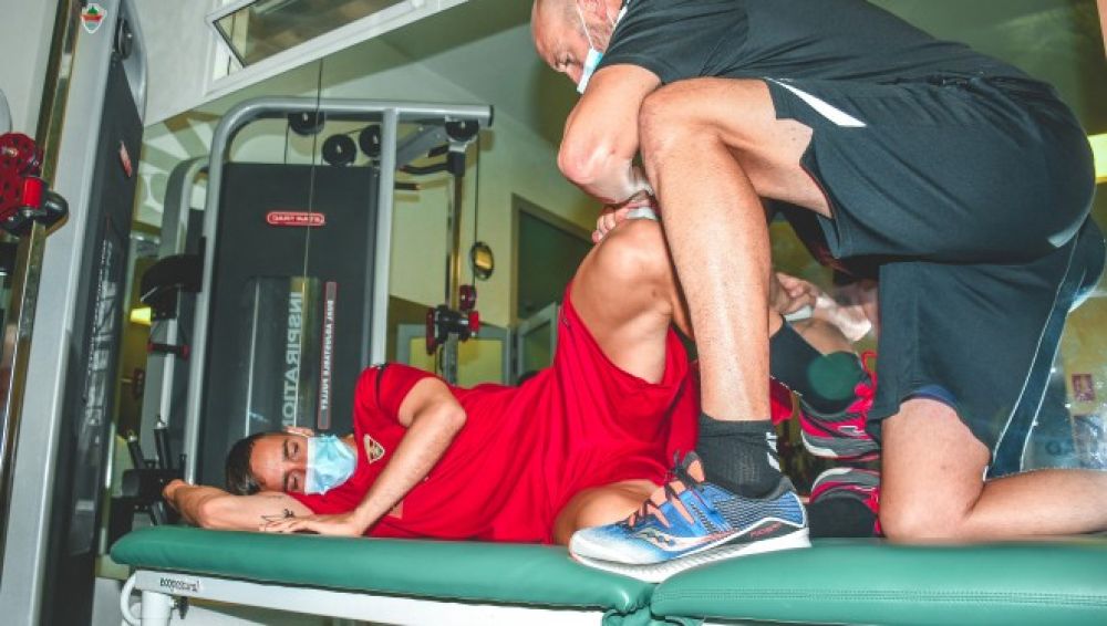 Edgar Badia, en el gimnasio del estadio Martínez Valero, con el readaptador Aitor Soler.