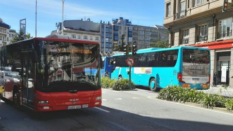 Dos autobuses circulan por A Coru&ntilde;a