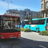 Dos autobuses circulan por A Coruña Dos autobuses circulan por A Coruña