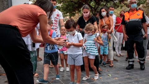 El alumnado del colegio Jes&uacute;s y Mar&iacute;a de Valencia se aplica gel desinfectante durante el primer d&iacute;a de clase en la Comunitat Valenciana