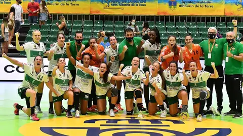 Jugadoras y miembros del cuerpo técnico del Club Balonmano Elche celebran el pase a la final de la Copa de la Reina 19/20. BALONMANO