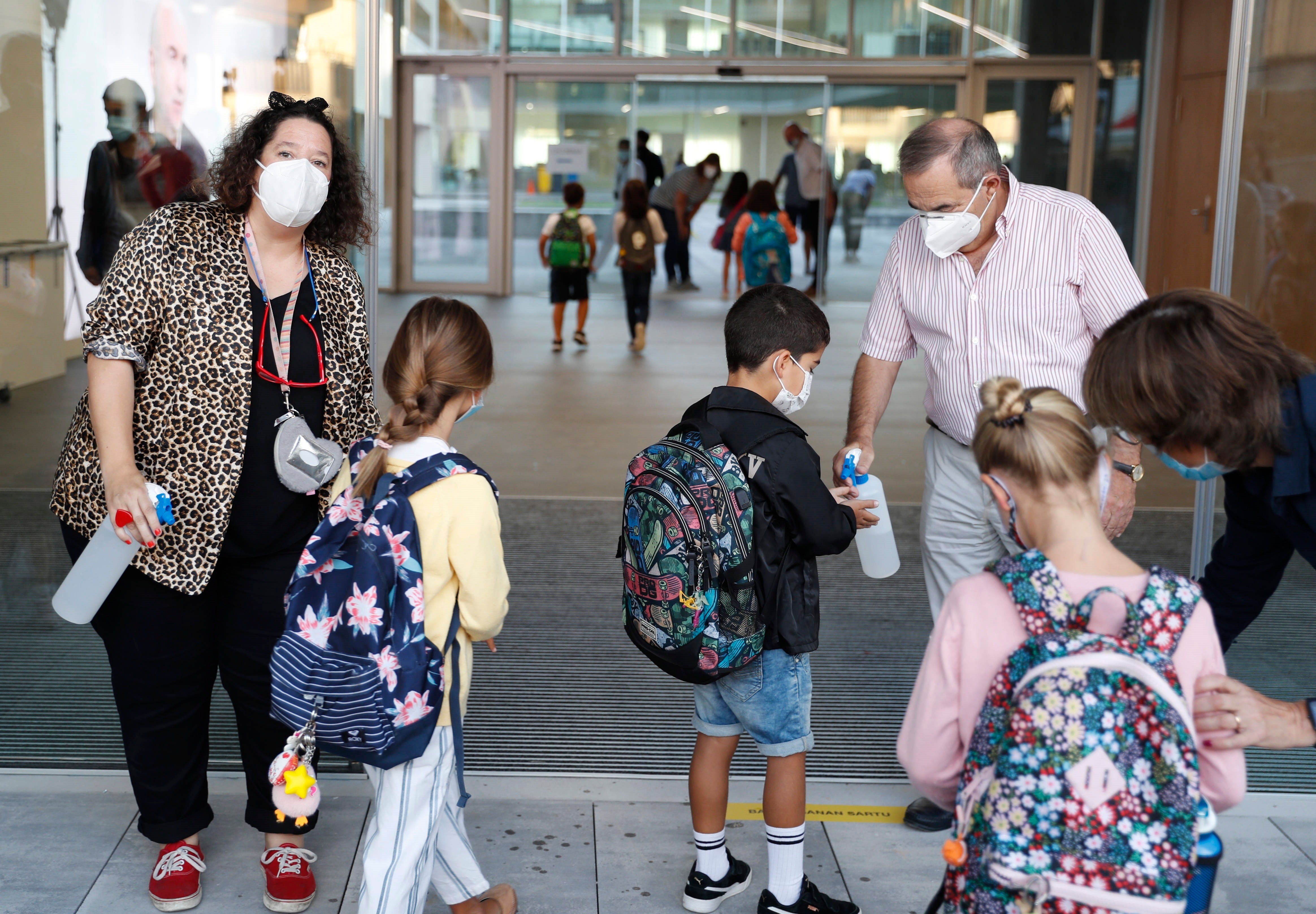 Vuelta a las clases con mascarillas, geles hidroalcoholicos y distancia de seguridad Vuelta a las clases con mascarillas, geles hidroalcoholicos y distancia de seguridad