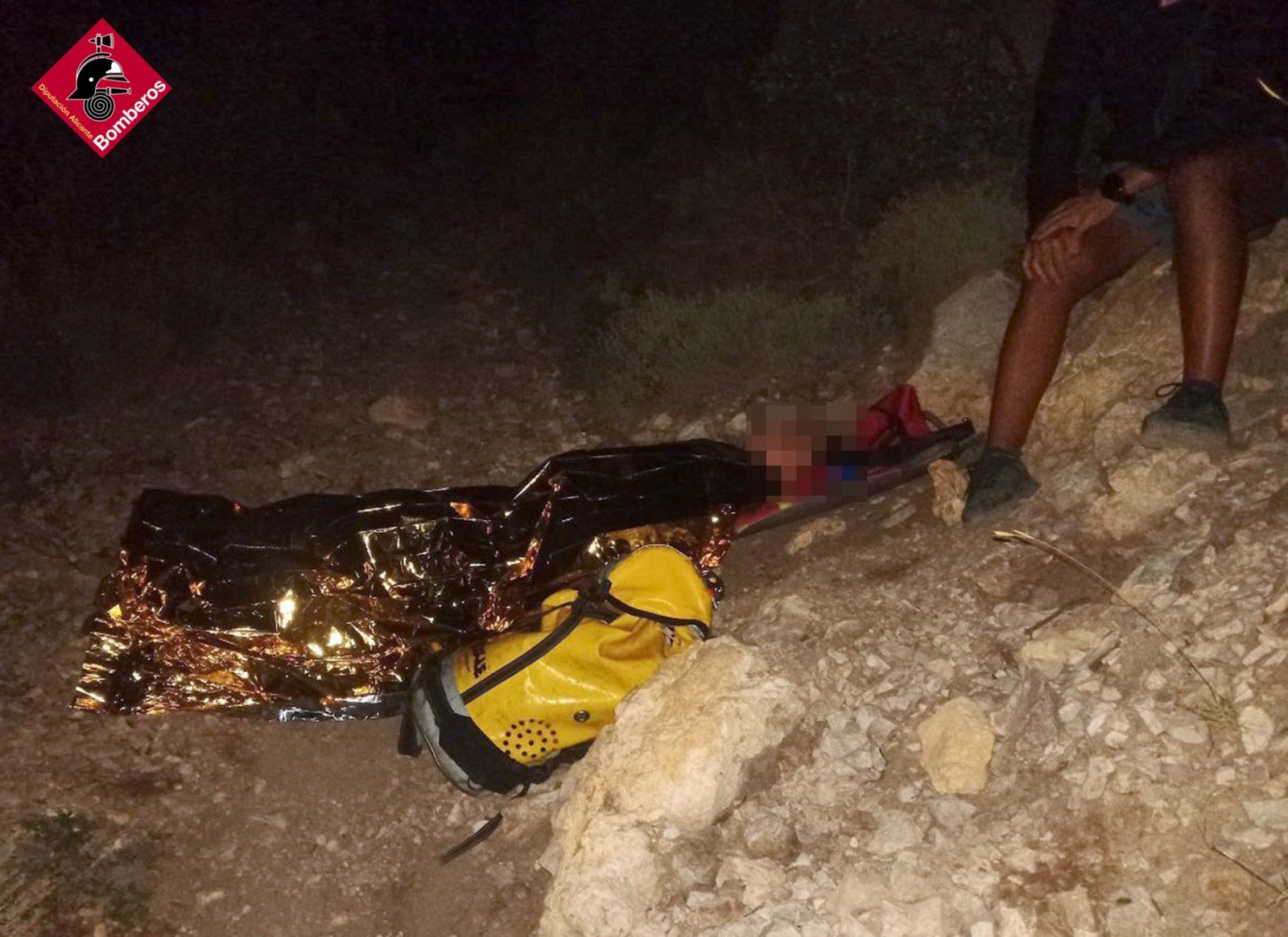 Los bomberos emplean 150 minutos en bajar a pie a una accidentada del Cabeço d´Or al no poder volar el helicóptero de rescate Los bomberos emplean 150 minutos en bajar a pie a una accidentada del Cabeço d´Or al no poder volar el helicóptero de rescate