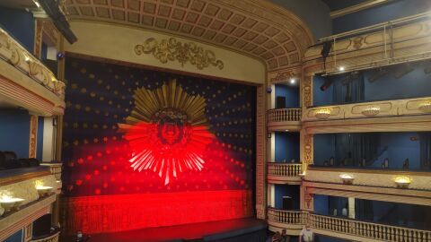 Vista del Teatro Principal minutos antes de la representaci&oacute;n de este domingo