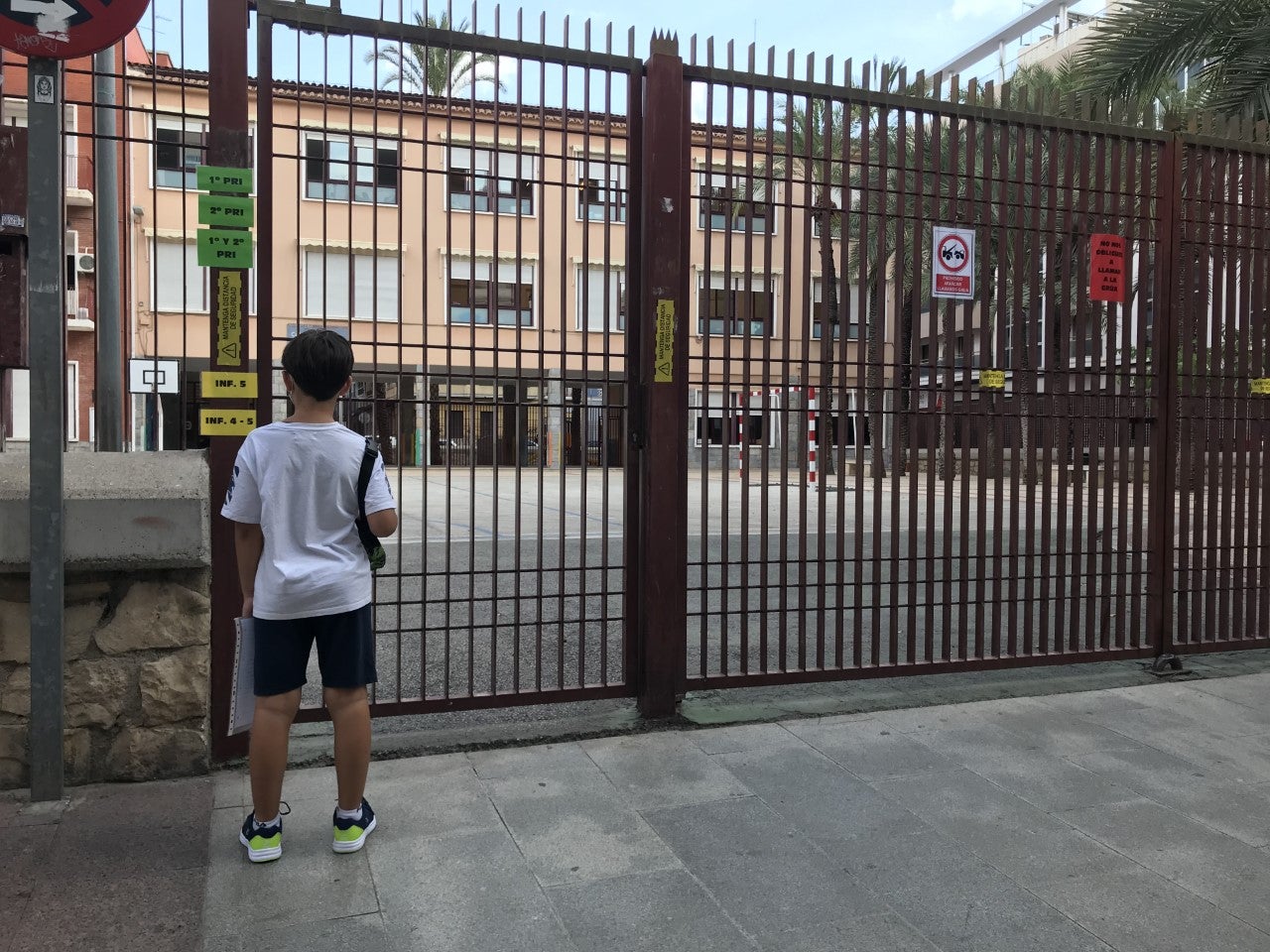 Los colegios e institutos de Elche, Crevillent y Santa Pola retoman las clases con la incertidumbre de nuevos parones en las mismas Los colegios e institutos de Elche, Crevillent y Santa Pola retoman las clases con la incertidumbre de nuevos parones en las mismas
