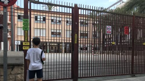 Un ni&ntilde;o en la vuelta al cole 2020-2021 en Elche.