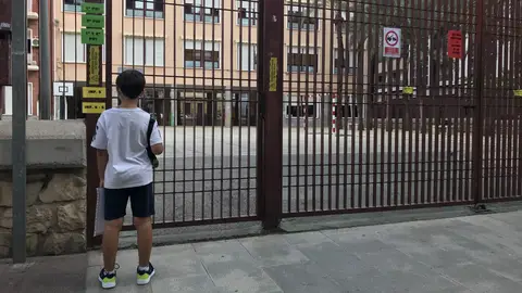 Un niño en la vuelta al cole 2020-2021 en Elche. Un niño en la vuelta al cole 2020-2021 en Elche.