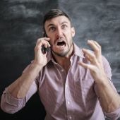 Un hombre enfadado al teléfono