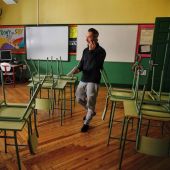 Un docente en una aula de un colegio de Madrid. (Archivo)