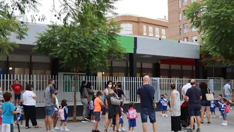 Els alumnes d´incorporen a les classes amb les mesures de seguretat. La Generalitat ha reforçat la plantilla docent amb 31 professors més per aquest nou curs en els centres educatius de Vila-real.