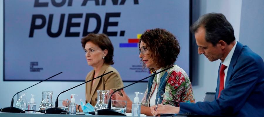 La vicepresidenta primera, Carmen Calvo, la ministra portavoz y ministra de Hacienda, María Jesús Montero, y el ministro de Ciencia e Innovación, Pedro Duque. La vicepresidenta primera, Carmen Calvo, la ministra portavoz y ministra de Hacienda, María Jesús Montero, y el ministro de Ciencia e Innovación, Pedro Duque.