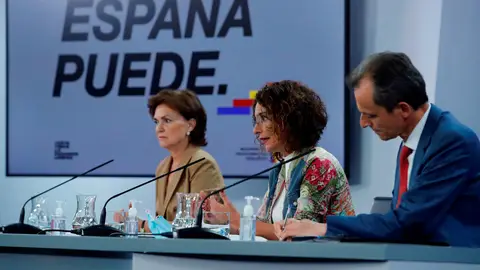 La vicepresidenta primera, Carmen Calvo, la ministra portavoz y ministra de Hacienda, María Jesús Montero, y el ministro de Ciencia e Innovación, Pedro Duque. La vicepresidenta primera, Carmen Calvo, la ministra portavoz y ministra de Hacienda, María Jesús Montero, y el ministro de Ciencia e Innovación, Pedro Duque.