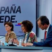  La vicepresidenta primera, Carmen Calvo, la ministra portavoz y ministra de Hacienda, María Jesús Montero, y el ministro de Ciencia e Innovación, Pedro Duque.