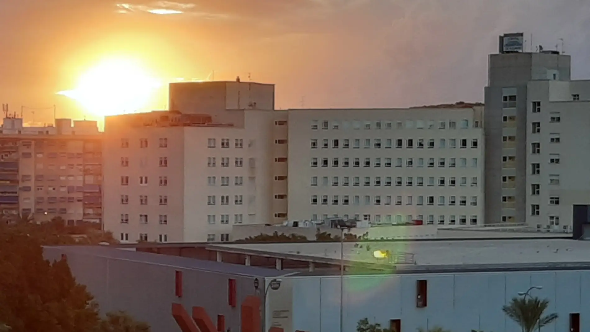 El Hospital General de Alicante al amanecer