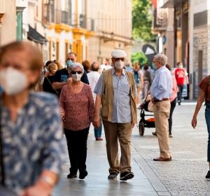 Gente caminando por la calle con mascarilla Gente caminando por la calle con mascarilla