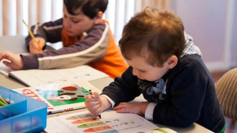 Dos ni&ntilde;os en un aula