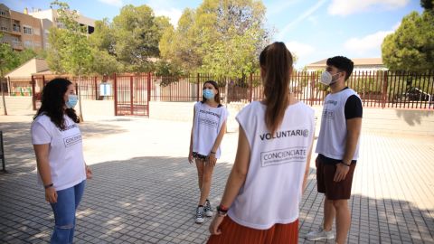 J&oacute;venes voluntarios en un centro de ense&ntilde;anza secundaria