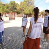 Jóvenes voluntarios en un centro de enseñanza secundaria Jóvenes voluntarios en un centro de enseñanza secundaria
