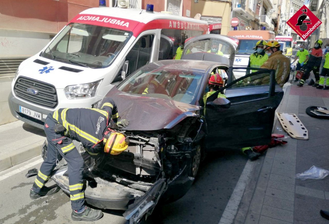 La colisión de una ambulancia con un coche en Elche obliga a los bomberos a excarcelar al conductor del turismo La colisión de una ambulancia con un coche en Elche obliga a los bomberos a excarcelar al conductor del turismo