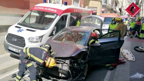 Bomberos en las labores re rescate del conductor en Elche.