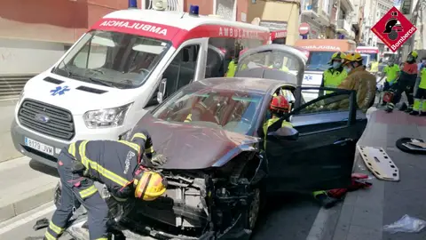 Bomberos en las labores re rescate del conductor en Elche. Bomberos en las labores re rescate del conductor en Elche.