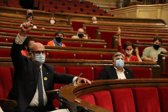 El Parlament aprova una llei que preveu congelar i rebaixar els lloguers de 60 municipis de més de 20.000 habitants El Parlament aprova una llei que preveu congelar i rebaixar els lloguers de 60 municipis de més de 20.000 habitants