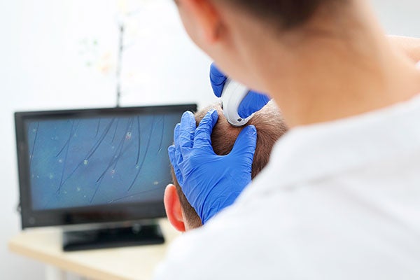 Dr. García: Un trasplante de cabello seguro comienza con una valoración individualizada y el máximo rigor profesional Dr. García: Un trasplante de cabello seguro comienza con una valoración individualizada y el máximo rigor profesional