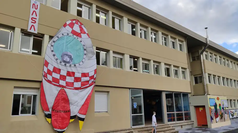 Fachada del Colegio Pablo Picasso El centro de Laredo comienza el curso con un proyecto relacionado con la situación de la pandemia