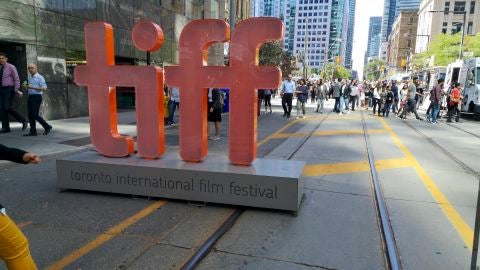 Logotipo gigante del Festival Internacional de Toronto en una de las principales avenidas de la ciudad
