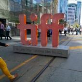 Logotipo gigante del Festival Internacional de Toronto en una de las principales avenidas de la ciudad