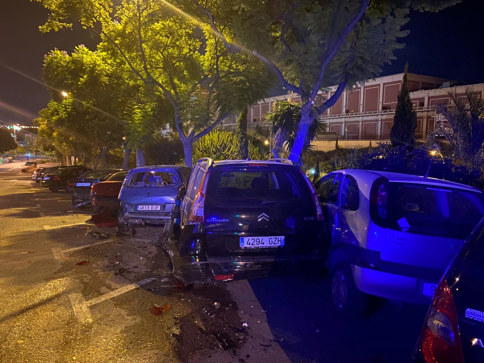 Detenido en Alicante tras chocar contra varios vehículos estacionados Detenido en Alicante tras chocar contra varios vehículos estacionados