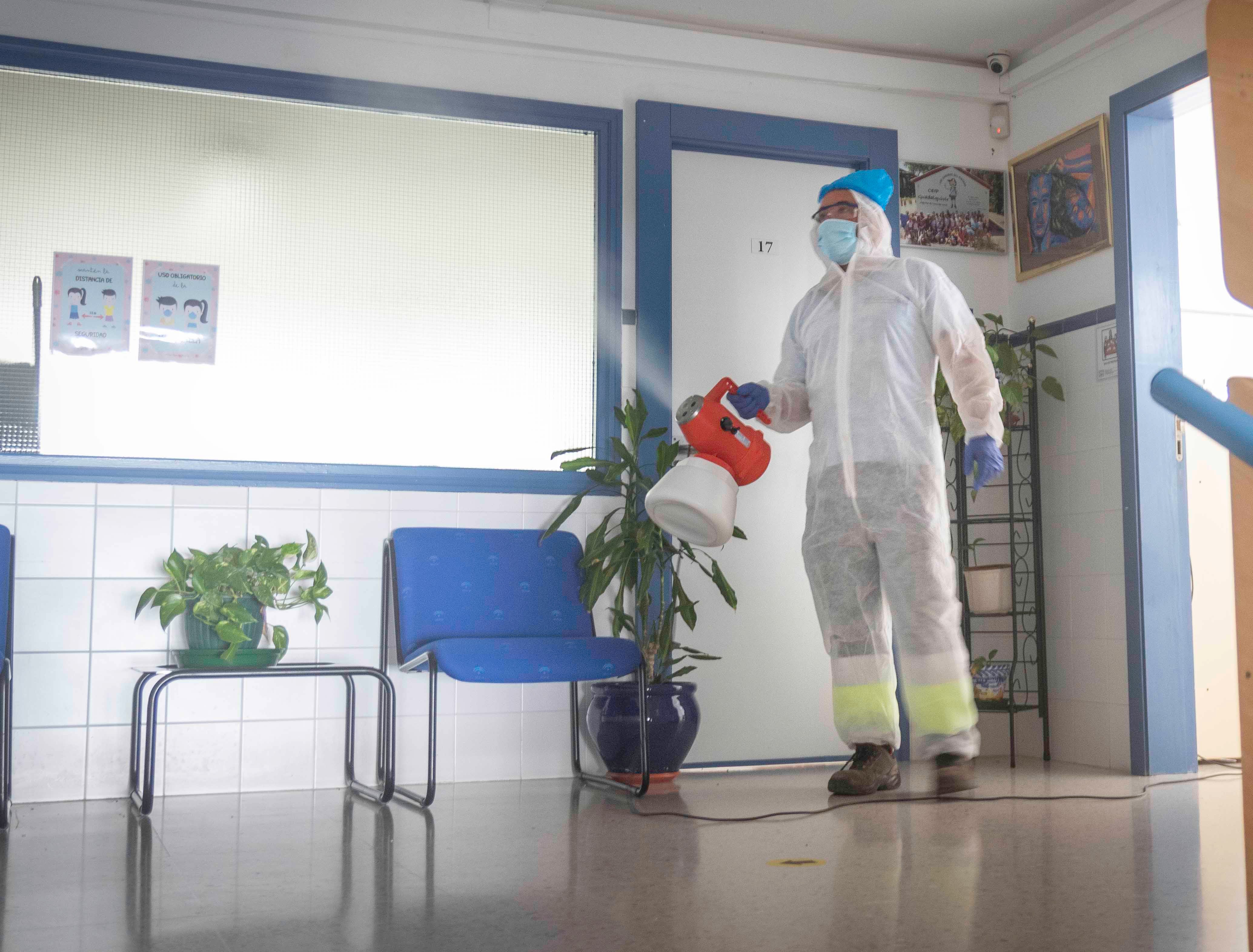El Ayuntamiento desinfecta el CEIP Guadalquivir tras los dos casos positivos por Covid-19 El Ayuntamiento desinfecta el CEIP Guadalquivir tras los dos casos positivos por Covid-19