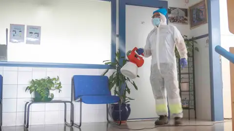 Labores de desinfección en el CEIP Guadalquivir Labores de desinfección en el CEIP Guadalquivir