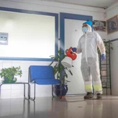 Labores de desinfección en el CEIP Guadalquivir Labores de desinfección en el CEIP Guadalquivir
