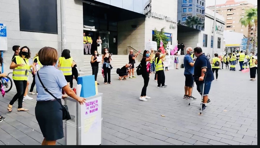 Trabajadores de Ferrovial se movilizan por sus puestos de trabajo de servicio a bordo y logística Trabajadores de Ferrovial se movilizan por sus puestos de trabajo de servicio a bordo y logística