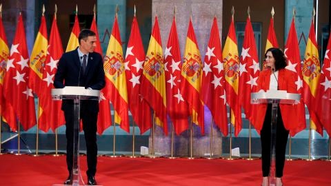 La presidenta de la Comunidad de Madrid, Isabel D&iacute;az Ayuso, y el jefe del Gobierno, Pedro S&aacute;nchez