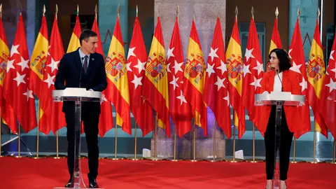 La presidenta de la Comunidad de Madrid, Isabel Díaz Ayuso, y el jefe del Gobierno, Pedro Sánchez La presidenta de la Comunidad de Madrid, Isabel Díaz Ayuso, y el jefe del Gobierno, Pedro Sánchez