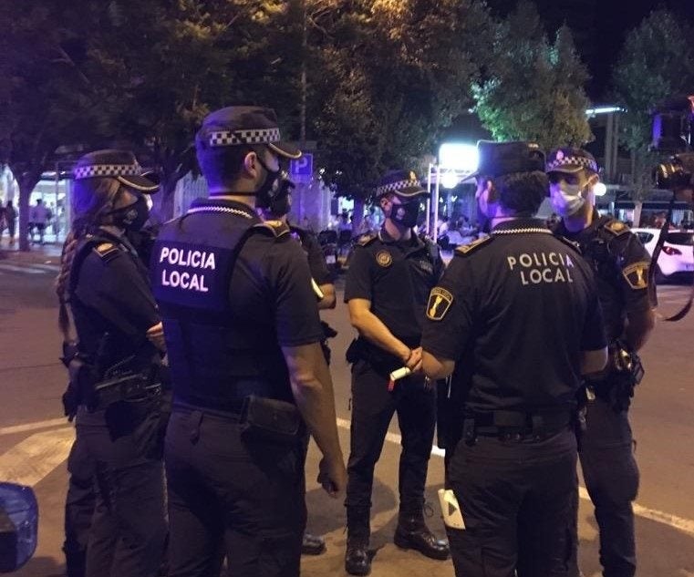La Policía Local disuelve un bautizo al triplicar el número permitido de asistentes La Policía Local disuelve un bautizo al triplicar el número permitido de asistentes