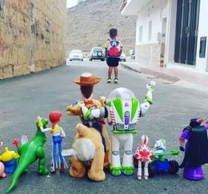 La foto viral de Enzo en su primer día de colegio con sus juguetes de Toy Story: "Hasta el infinito y más allá" La foto viral de Enzo en su primer día de colegio con sus juguetes de Toy Story: "Hasta el infinito y más allá"