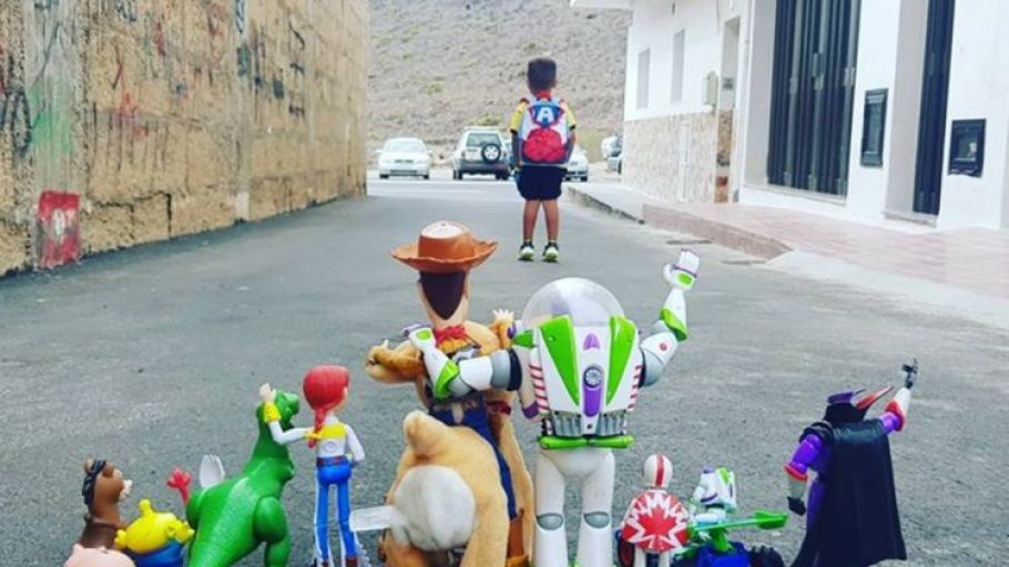 La foto viral de Enzo en su primer d&iacute;a de colegio con sus juguetes de Toy Story: "Hasta el infinito y m&aacute;s all&aacute;"
