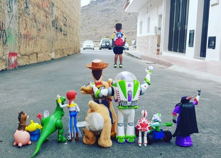 Unos padres recrean una escena de Toy Story para animar a su hijo en el primer día de colegio Unos padres recrean una escena de Toy Story para animar a su hijo en el primer día de colegio