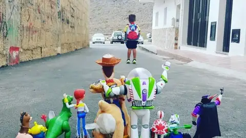 La foto viral de Enzo en su primer día de colegio con sus juguetes de Toy Story: "Hasta el infinito y más allá" La foto viral de Enzo en su primer día de colegio con sus juguetes de Toy Story: "Hasta el infinito y más allá"
