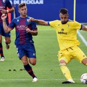 El defensa de la SD Huesca Pablo Maffeo (izda) pelea por el control del balón con el delantero del Cádiz CF, Álvaro Negredo