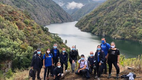 Mozos e mozas voluntarios na Ribeira Sacra