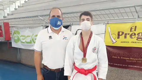 Manuel Iglesias, oro en la primera jornada de la Liga Autonómica, junto a su entrenador Manu Chazarra. KAYA Y KUMITE