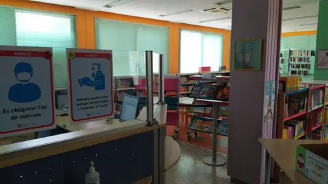 Les mesures antiCovid en la biblioteca infantil de Solades. La tramitació de nous carnets de soci i renovacions, preferentment de manera telemática.
